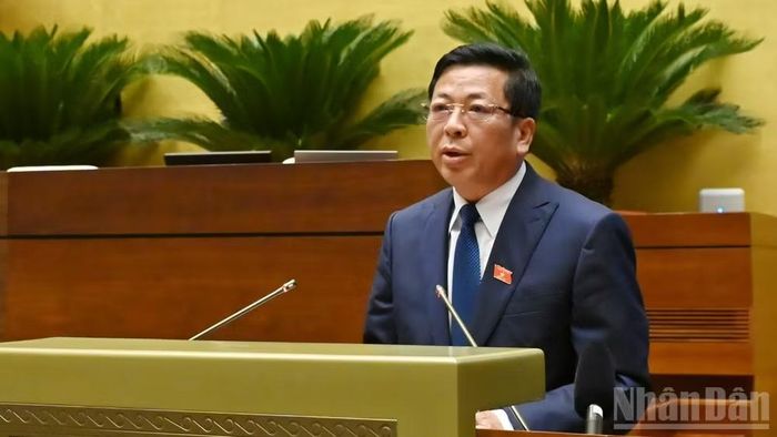 Bộ trưởng Xây dựng Trần Hồng Minh trình bày tờ trình tóm tắt dự án Luật. (Ảnh: THỦY NGUYÊN)
