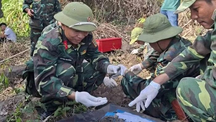 Cán bộ, chiến sĩ Đội K51 tìm kiếm phần xương và các di vật liên quan. (Ảnh: Quốc Khánh)