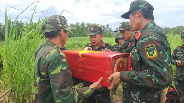 Đội K51 và các đơn vị đưa hài cốt liệt sĩ về nơi bảo quản và thờ cúng. (Ảnh: Quốc Khánh)