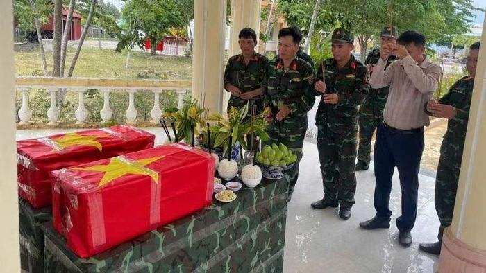 Hai bộ hài cốt liệt sĩ đang được thờ cúng, bảo quản tại Nhà linh Nghĩa trang liệt sĩ Tuy An thuộc xã Ô Loan, tỉnh Đắk Lắk. (Ảnh: Quốc Khánh)