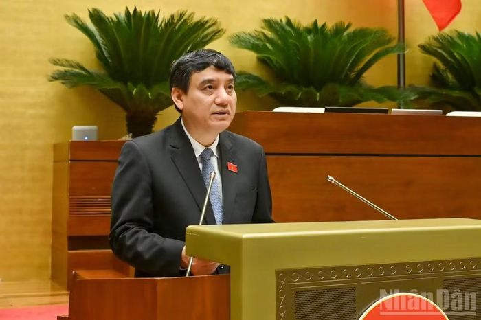 Chủ nhiệm Ủy ban Văn hóa và Xã hội của Quốc hội Nguyễn Đắc Vinh trình bày báo cáo thẩm tra dự án Luật. (Ảnh: THỦY NGUYÊN)