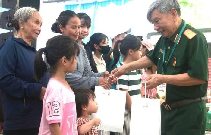 Thiếu tướng Phan Khắc Hải, Chủ tịch Hội đồng bảo trợ Quỹ công tác xã hội Anh hùng Lực lượng vũ trang nhân dân Phan Trọng Bình tặng quà cho người dân (Ảnh: Hoàng Phúc)