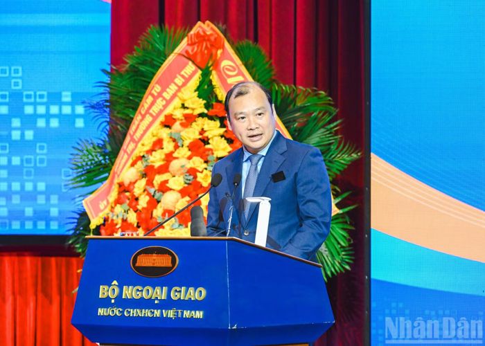 Phó Giám đốc Thường trực Học viện Chính trị Quốc gia Hồ Chí Minh Lê Hải Bình tham luận tại phiên họp.