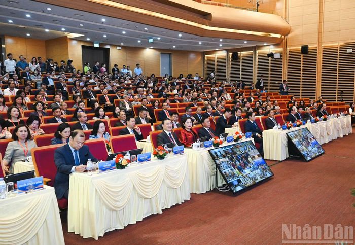 Các đồng chí lãnh đạo Đảng, Nhà nước và các đại biểu dự phiên họp.