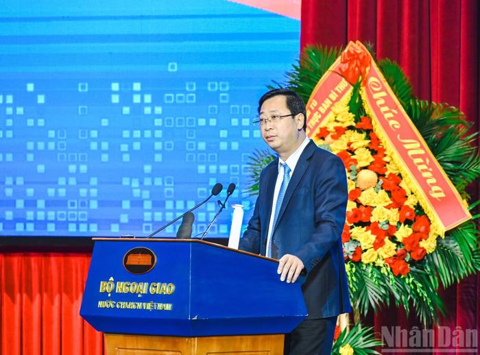Phó Chủ tịch Ủy ban Trung ương Mặt trận Tổ quốc Việt Nam Cao Xuân Thạo tham luận tại phiên họp. (Ảnh: DUY LINH)