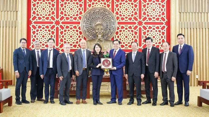Lãnh đạo tỉnh Nghệ An tặng quà lưu niệm tới đoàn công tác Tập đoàn WHA. (Ảnh: KIM OANH)