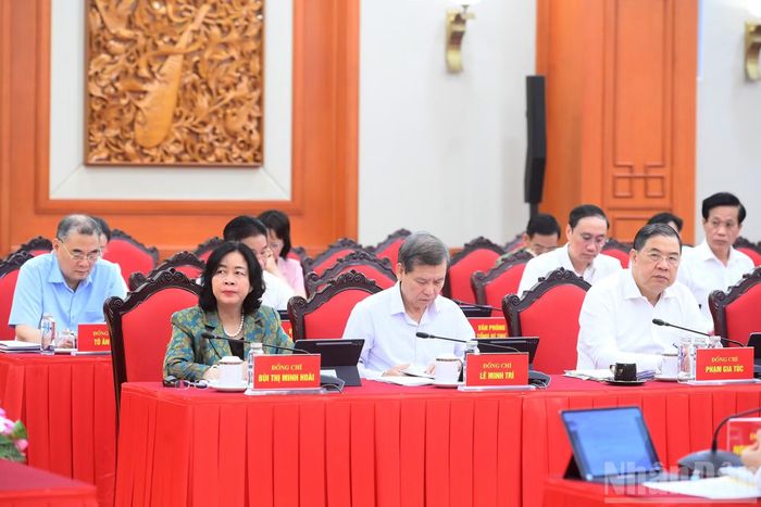 Các đồng chí lãnh đạo và các đại biểu tham dự phiên họp. (Ảnh: ĐĂNG KHOA)