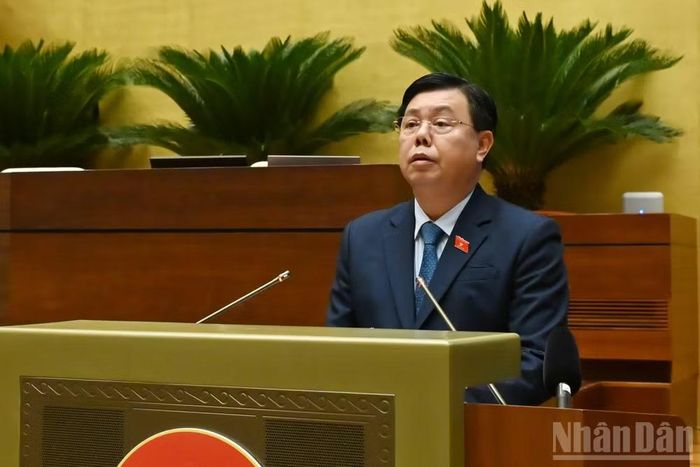Bộ trưởng Nội vụ Nguyễn Tiến Hải trình bày Tờ trình dự án Luật. (Ảnh: THỦY NGUYÊN)