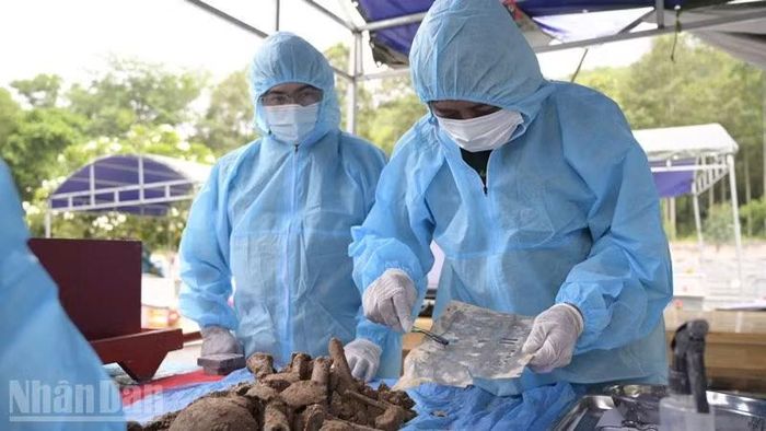 Đội lấy mẫu số 01 (thuộc Ban Chỉ đạo 515 tỉnh An Giang) đã phát hiện một di vật mang thông tin cá nhân của liệt sĩ. (Ảnh: PHƯƠNG VŨ)