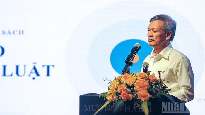 Đại biểu trình bày về các dự án Luật.