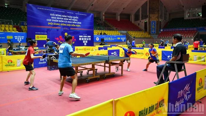 Đỗ Nguyễn Hoàng Anh - Bùi Bảo Vy (bên phải) xuất sắc vượt qua bộ đôi của Swin Hải Phòng.