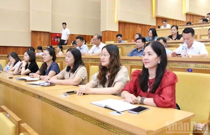 Cán bộ quản lý cơ sở giáo dục tiểu học tỉnh Hưng Yên tham dự hội thảo.