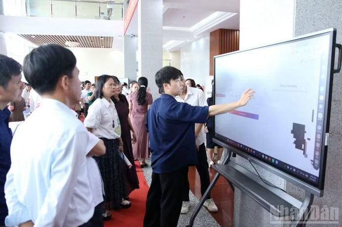 Cán bộ quản lý các cơ sở giáo dục trải nghiệm thiết bị chuyển đổi số trong trường học.