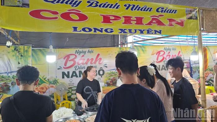 Khách tham quan bánh ở các gian hàng bánh dân gian Nam Bộ.