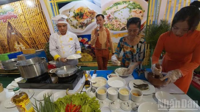Trình diễn nấu bún quậy Phú Quốc.