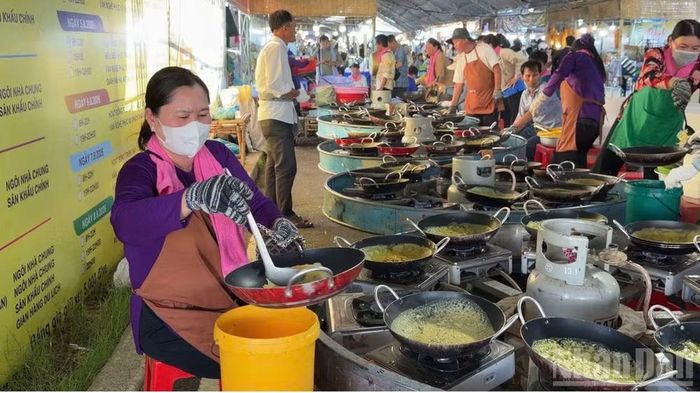 Các nghệ nhân trình diễn đổ bánh xèo.