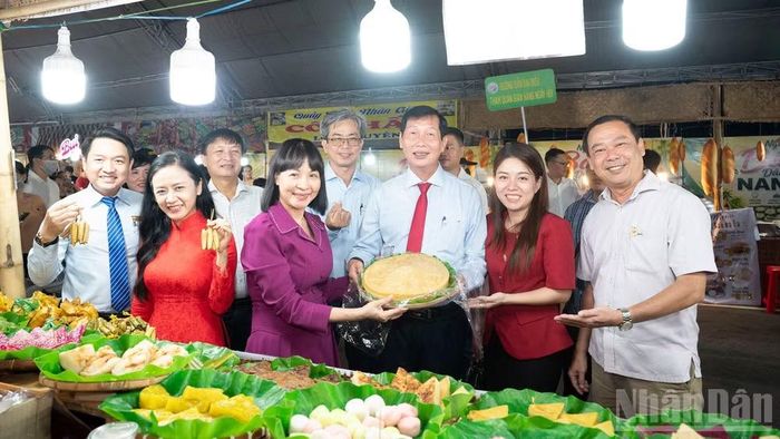 Các đại biểu tỉnh An Giang quảng bá Ngày hội Bánh dân gian Nam Bộ.