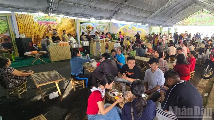 Khách tham quan tại ngày hội bánh.