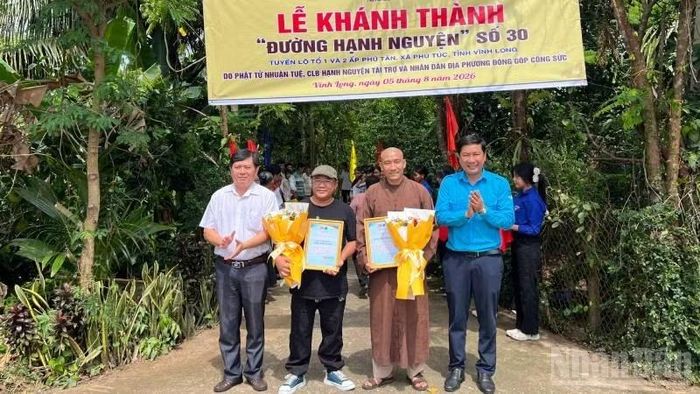 Lãnh đạo chính quyền địa phương trao thư cảm ơn đơn vị tài trợ.