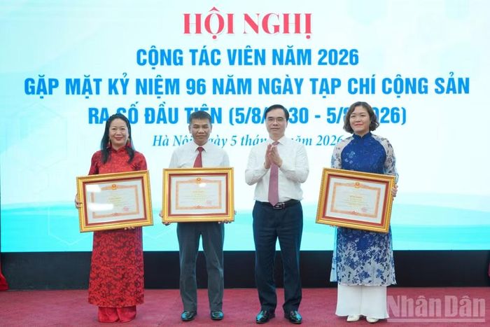 Đồng chí Dương Trung Ý, Ủy viên Trung ương Đảng, Tổng Biên tập Tạp chí Cộng sản trao bằng khen của Thủ tướng Chính phủ tặng các cán bộ, biên tập viên có thành tích xuất sắc trong công tác. (Ảnh: HẢI ĐĂNG)