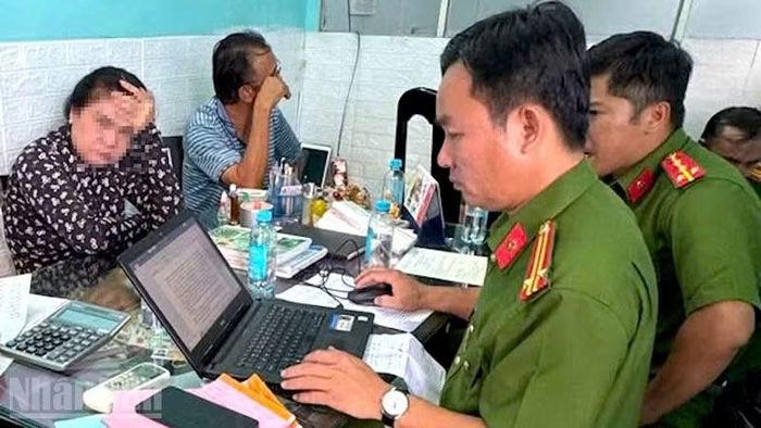 Lực lượng công an làm việc với chủ cơ sở kinh doanh.