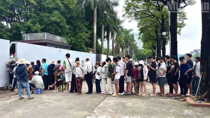 Kế hoạch bán vé trực tiếp được triển khai trong 3 ngày từ ngày 5 đến ngày 7/8. Cụ thể, trong 2 ngày 5 và 6/8, vé được bán vào buổi sáng từ 9 đến 11 giờ 30 phút và buổi chiều từ 13 giờ 45 phút đến 16 giờ 30 phút. Riêng trong ngày diễn ra trận đấu 7/8, người hâm mộ có thể mua vé từ 9 đến 11 giờ 30 phút vào buổi sáng và từ 15 giờ 20 phút vào buổi chiều.