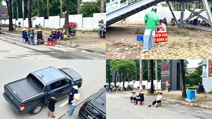 Trước khu vực điểm bán vé, hoạt động mua bán vé không chính thức diễn ra công khai khi nhiều người kê bàn ghế dưới lòng đường để mời chào khách.