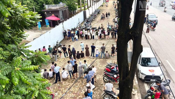 Theo ghi nhận của phóng viên lúc 9 giờ sáng 5/8, Liên đoàn Bóng đá Việt Nam (VFF) chính thức mở bán vé trực tiếp trận đấu giữa đội tuyển Việt Nam và Campuchia.