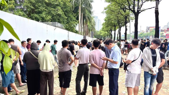 Ngay từ đầu giờ mở bán, không khí tại điểm bán vé trở nên nhộn nhịp với đông đảo người hâm mộ xếp hàng chờ mua vé.