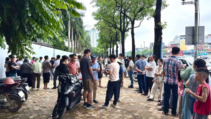 Lượng lớn người hâm mộ đến mua vé ngay trong ngày đầu mở bán trực tiếp phản ánh sự quan tâm đặc biệt dành cho trận đấu. Với sức nóng đó, sân Mỹ Đình được kỳ vọng sẽ đón đông đảo khán giả tới cổ vũ đội tuyển Việt Nam trong cuộc chạm trán đội tuyển Campuchia.
