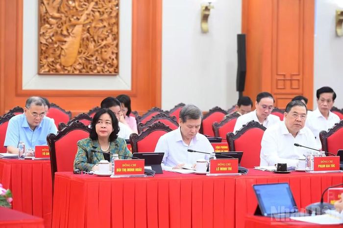 Các đồng chí lãnh đạo và các đại biểu tham dự phiên họp. (Ảnh: ĐĂNG KHOA)