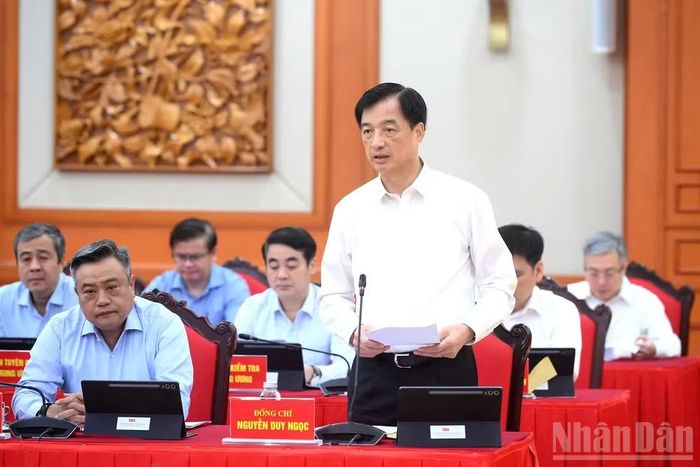 Đồng chí Nguyễn Duy Ngọc, Ủy viên Bộ Chính trị, Bí thư Trung ương Đảng, Trưởng Ban Tổ chức Trung ương trình bày báo cáo tại phiên họp. (Ảnh: ĐĂNG KHOA)