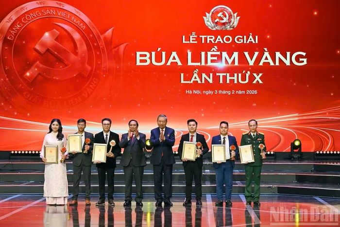 Tổng Bí thư Tô Lâm và Thủ tướng Chính phủ Phạm Minh Chính trao giải A cho các tác giả, đại diện nhóm tác giả tại Giải Báo chí toàn quốc về xây dựng Đảng (Giải Búa liềm vàng) lần thứ X - năm 2025. (Ảnh tư liệu: THỦY NGUYÊN)