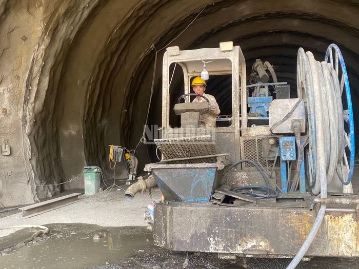 Máy móc và thiết bị giúp hoàn thiện hầm mới Km186.