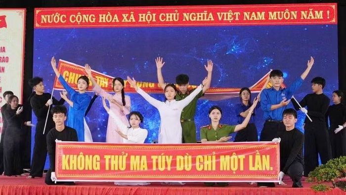 Biểu diễn văn nghệ chào mừng ngày hội. (Ảnh: Công an Gia Lai cung cấp)