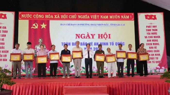 Trưởng Ban Tuyên giáo Trung ương trao tặng quà cho các gia đình chính sách và cá nhân có thành tích xuất sắc trong xây dựng phong trào toàn dân bảo vệ an ninh Tổ quốc trên địa bàn. (Ảnh: Công an Gia Lai cung cấp)