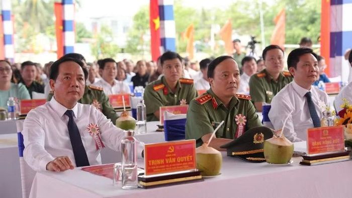 Đoàn công tác cùng đông đảo bà con nhân dân tham dự ngày hội. (Ảnh: Công an Gia Lai cung cấp)