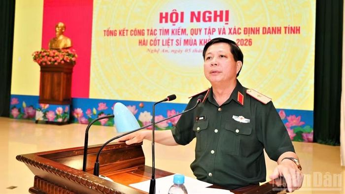 Thiếu tướng Lê Văn Trung, Phó Chính ủy Quân khu, Trưởng Ban Chỉ đạo về tìm kiếm, quy tập và xác định danh tính hài cốt liệt sĩ Quân khu 4 phát biểu tại hội nghị.