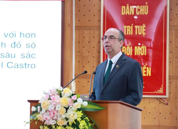 Đại sứ đặc mệnh toàn quyền nước Cộng hòa Cuba tại Việt Nam Rogelio Polanco Fuentes chia sẻ tại Lễ giới thiệu bộ sách.