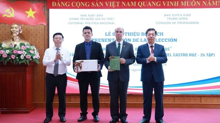 Đồng chí Trần Thanh Lâm, Ủy viên Trung ương Đảng, Phó Trưởng Ban Tuyên giáo Trung ương và PGS,TS Vũ Trọng Lâm, Giám đốc - Tổng Biên tập Nhà xuất bản Chính trị quốc gia Sự thật trao bộ sách tặng Đại sứ quán Cuba tại Việt Nam.