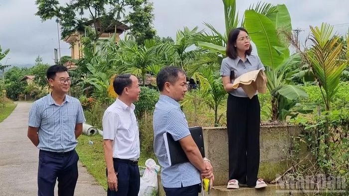 Đại diện Công ty Điện lực Lào Cai và chính quyền địa phương kiểm tra thực địa, tháo gỡ những khó khăn, vướng mắc trong quá trình thi công.