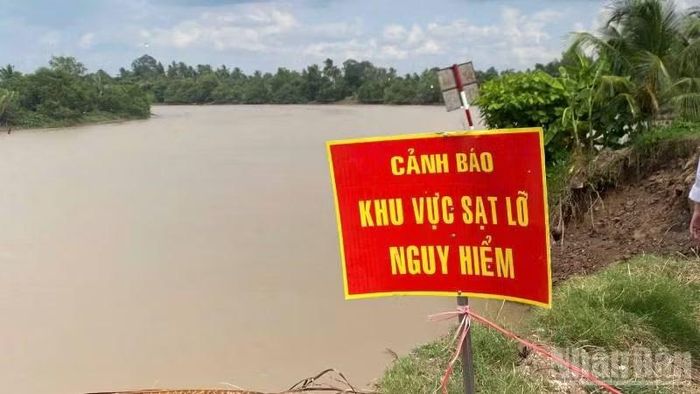 Chính quyền địa phương cắm biển cảnh báo sạt lở nguy hiểm tại ấp Lân Nam, xã Vĩnh Thành.