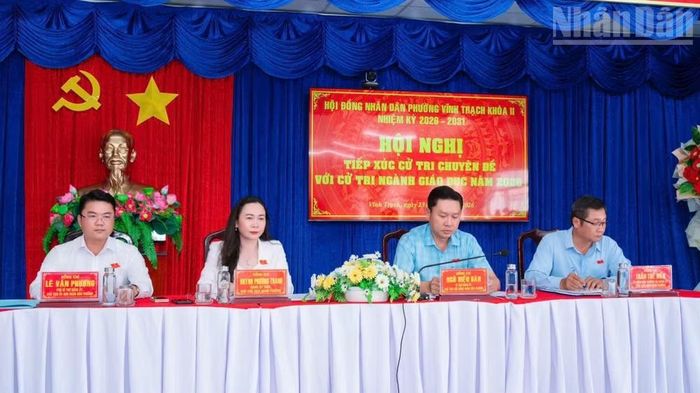 Đảng ủy và Ủy ban nhân dân phường Vĩnh Trạch tổ chức Hội nghị tiếp xúc cử tri chuyên đề về ngành Giáo dục, trong đó có việc sắp xếp các trường học trên địa bàn phường.