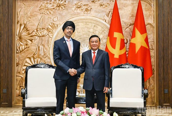 Thường trực Ban Bí thư Trần Cẩm Tú và Đại sứ Singapore Rajpal Singh. (Ảnh: DUY LINH)
