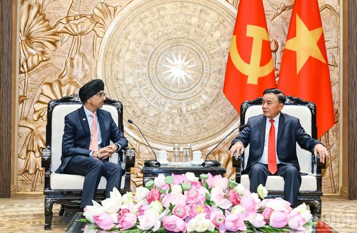 Thường trực Ban Bí thư Trần Cẩm Tú tiếp Đại sứ Singapore Rajpal Singh. (Ảnh: DUY LINH)
