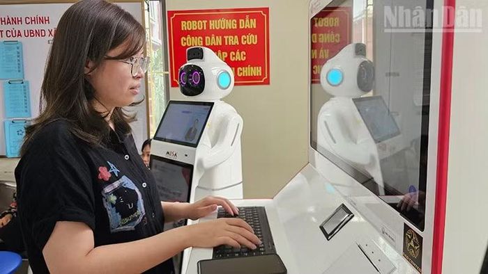 Kiosk thông minh, Robot hướng dẫn, hỗ trợ công dân Thanh Hóa đăng ký giải quyết hồ sơ hành chính. (Ảnh: MAI LUẬN)