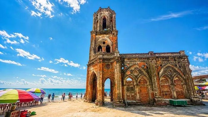 Nhà thờ đổ Hải Lý, xã Hải Tiến - điểm đến thu hút khách du lịch trong nước và quốc tế. (Ảnh: Sở Du lịch Ninh Bình)