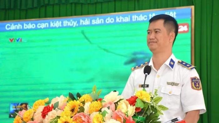  Báo cáo viên của Vùng Cảnh sát biển 3 tuyên truyền tại hội nghị. 