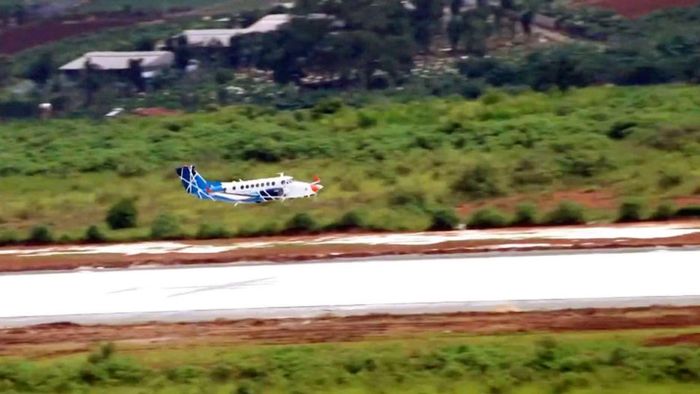 Chuyến bay hiệu chuẩn kỹ thuật chuyên dụng chính thức tiếp đất thành công trên mặt đường băng mới vào ngày 23/7, bắt đầu cho chuỗi kiểm tra nghiệm thu toàn diện. (Ảnh do Cảng hàng không quốc tế Liên Khương cung cấp)
