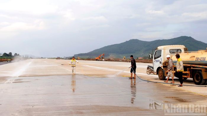 Theo ACV, đến đầu tháng 8, phần lớn hạng mục chính đã hoàn thành. Các phần việc đang tiếp tục được triển khai, như xây mương đá, cắt rãnh đạt 95%; sơn kẻ tín hiệu, lắp đèn lề đường lăn, hệ thống cấp nguồn và biển báo đạt khoảng 80%. Hiện, ACV đang tập trung nhân lực, thiết bị để hoàn thành những phần việc còn lại.